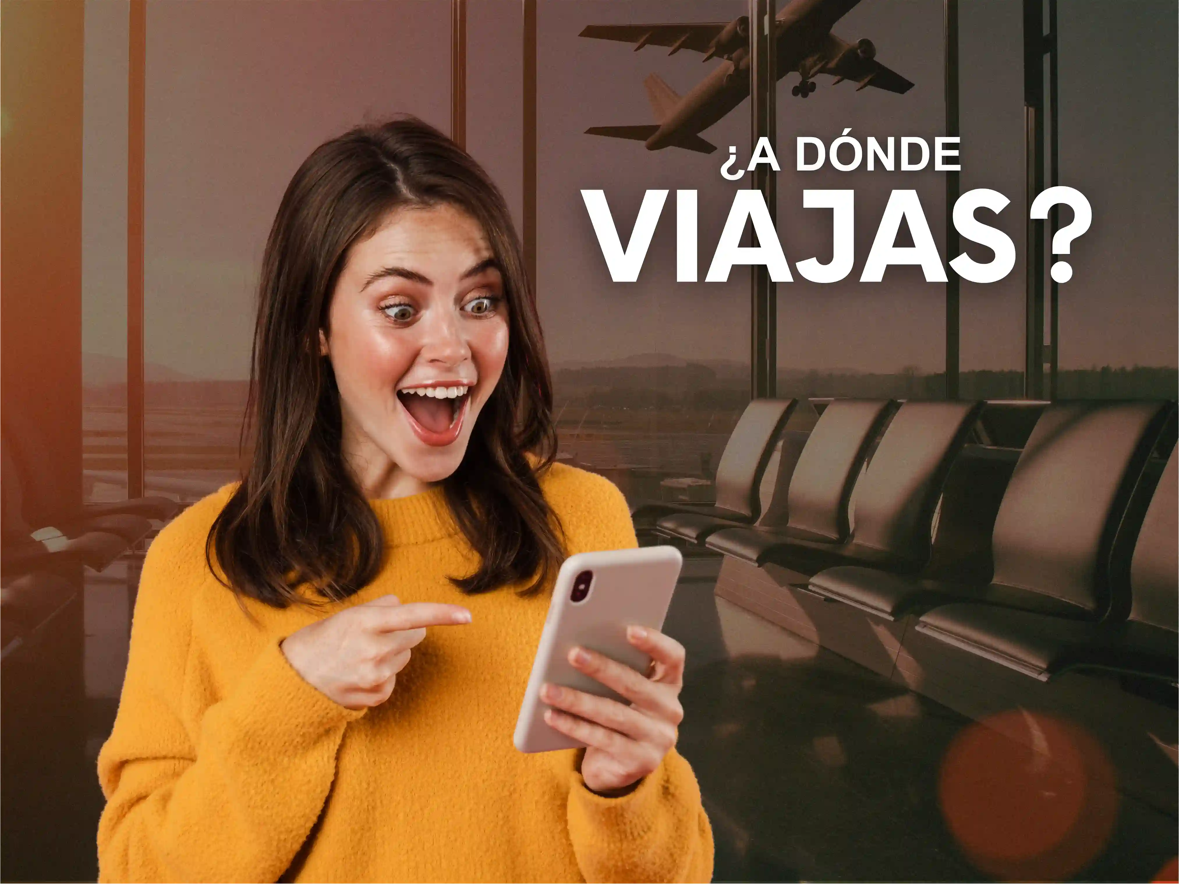 Viajera feliz usando eSIM en el aeropuerto