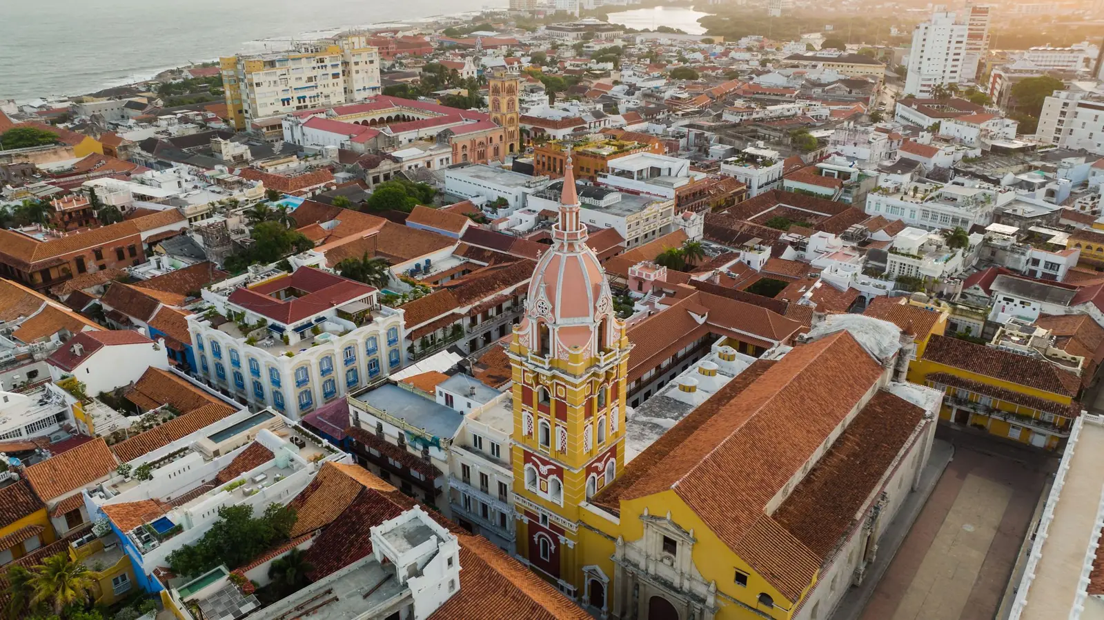 Vista aérea del centro histórico de Cartagena de Indias con la Catedral y el mar Caribe