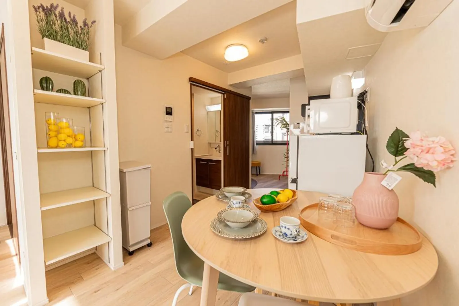 Zona de comedor y cocina equipada del apartamento estudio en Tokio