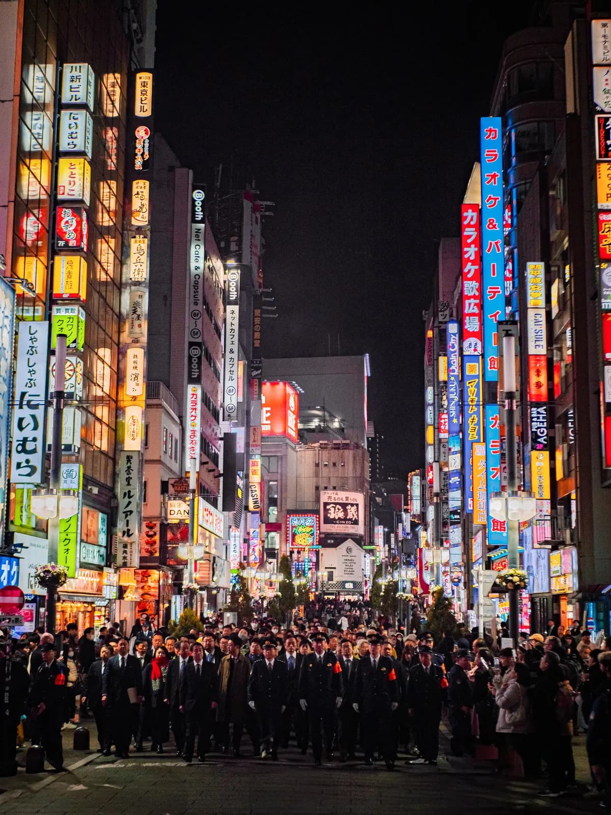 Calle de Tokio de noche con letreros de neón