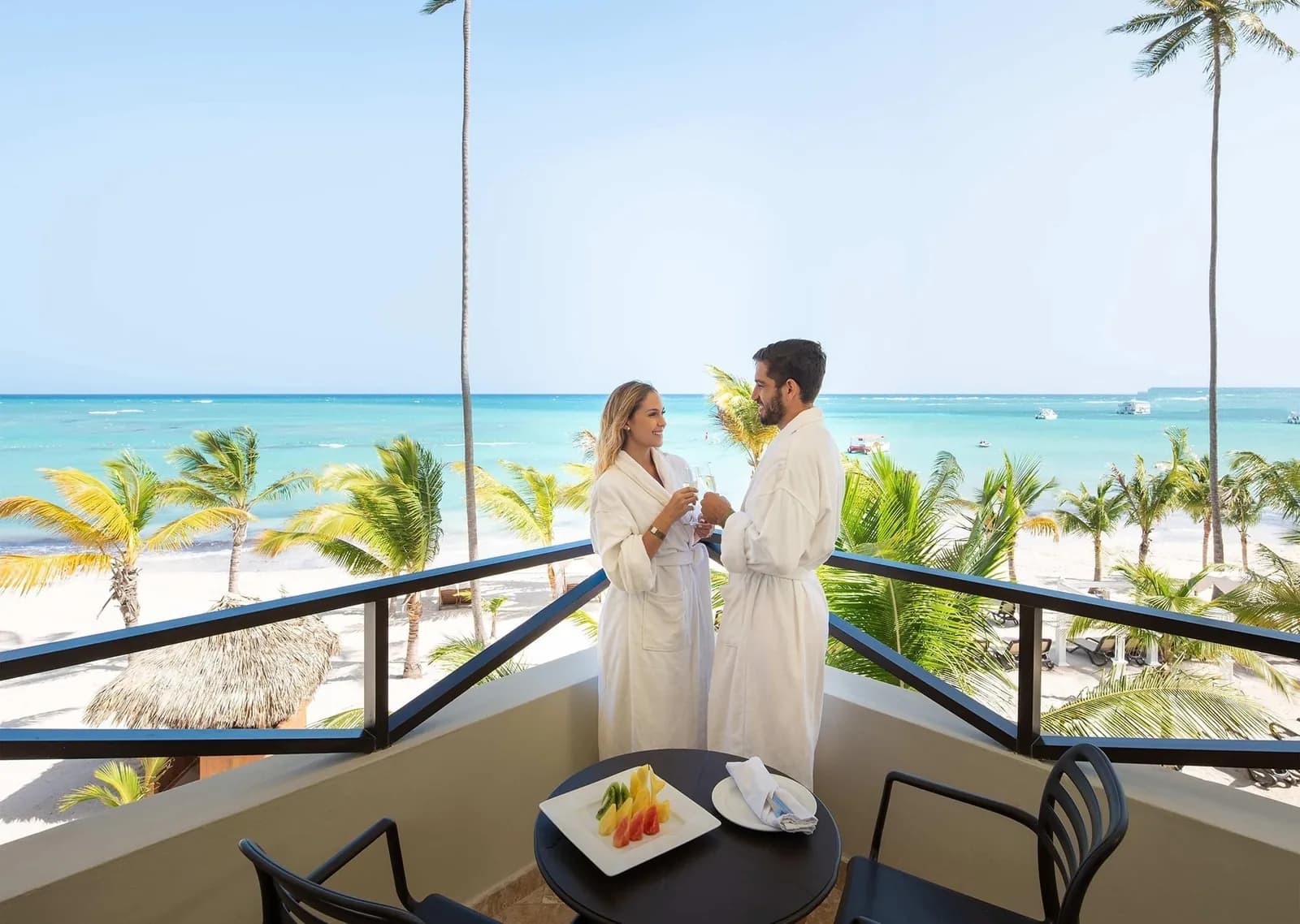 Pareja disfrutando frente al mar en un resort de Punta Cana