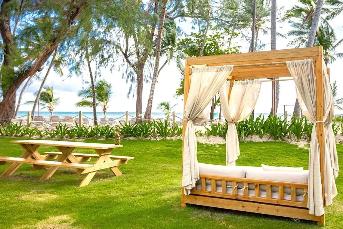 Zona de descanso del resort 5★ en Punta Cana