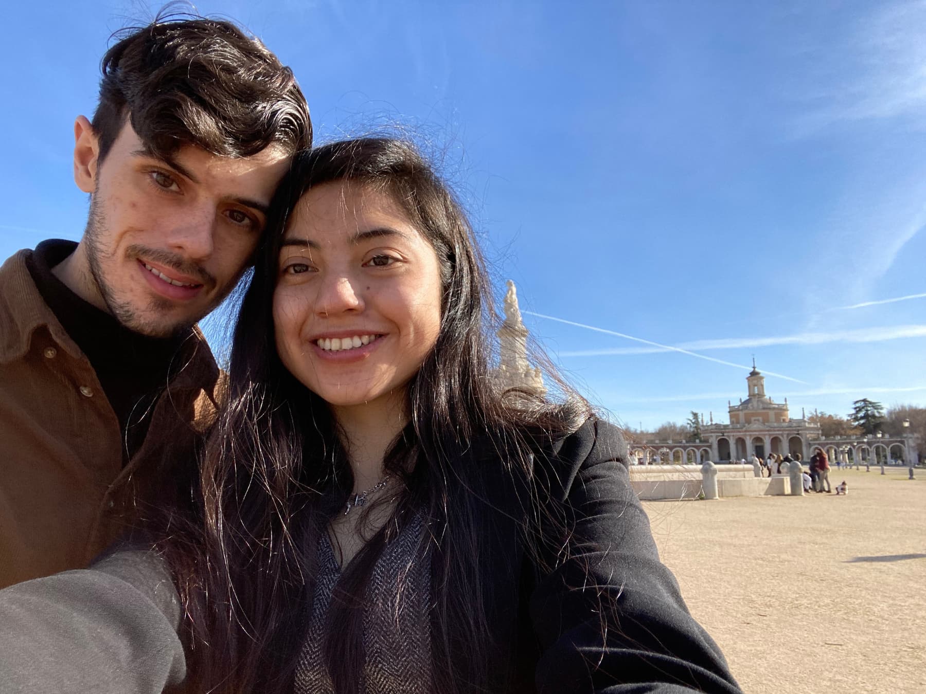 Pareja planificando un viaje internacional